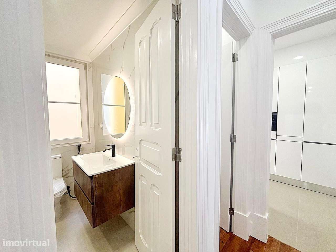 T3 totalmente remodelado com varanda na Av. General Roçadas!-13