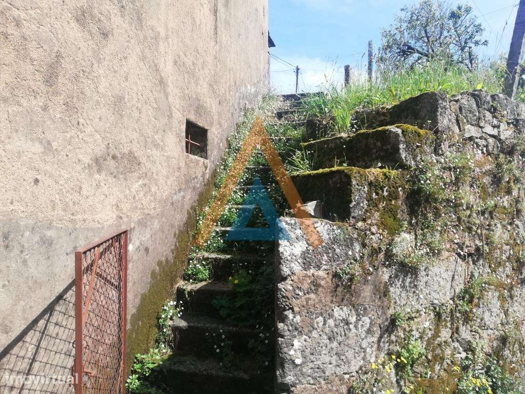 Casa Rústica com imenso potencial mesmo no centro de Romariz-6