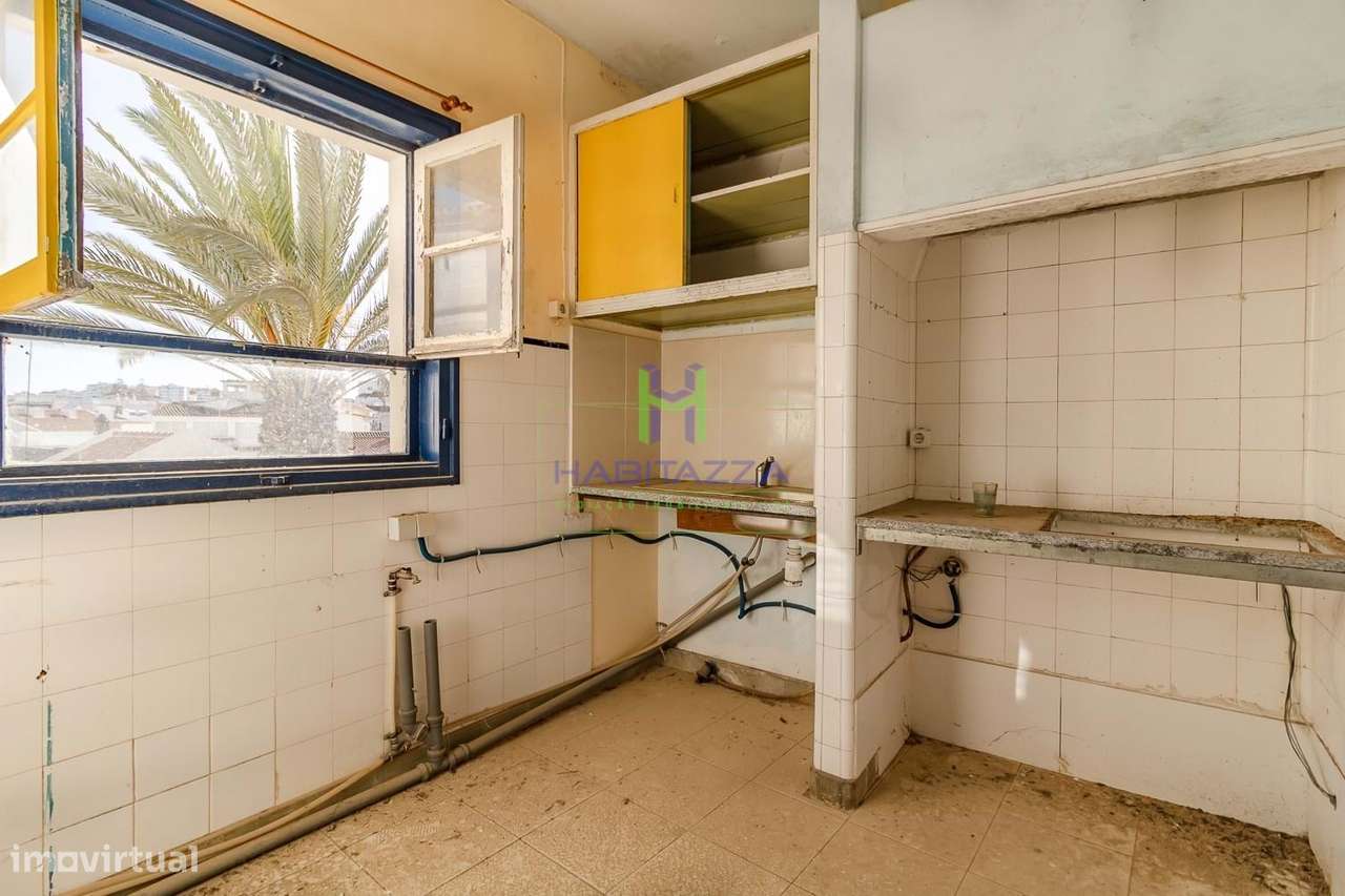 Prédio no Centro histórico de Lagos composto por 2 Apartamentos T3 e 1-42