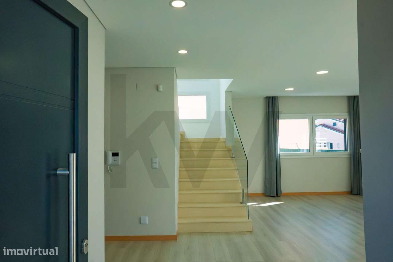 T3 Isolada em Famões: A Estreia Perfeita para a sua Família-8