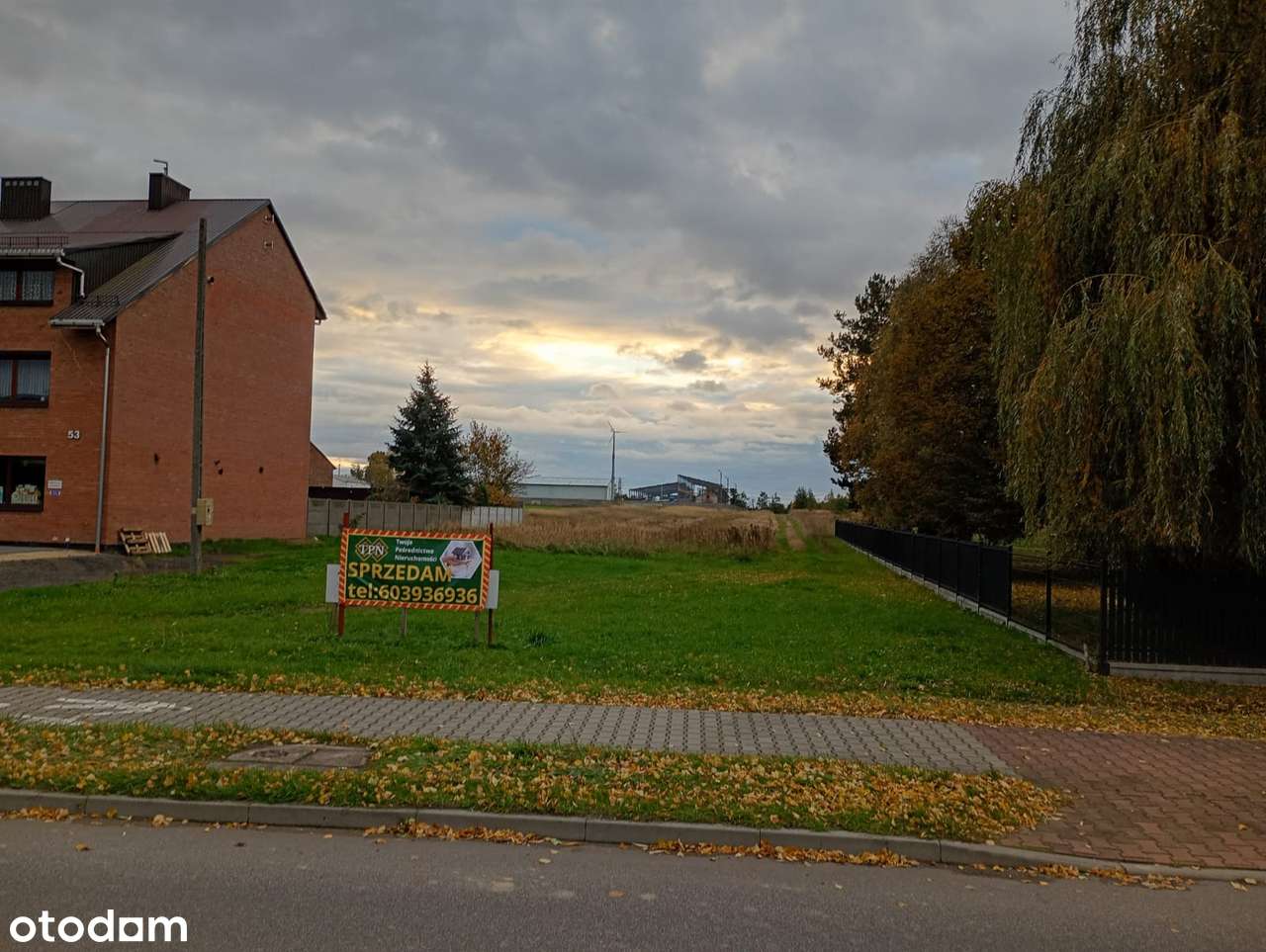 Dwie atrakcyjne działki  na sprzedaż-4