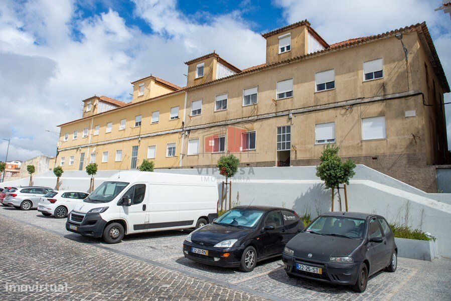 Apartamento T3 com quintal para remodelação na Malveira - Grande imagem: 1/22