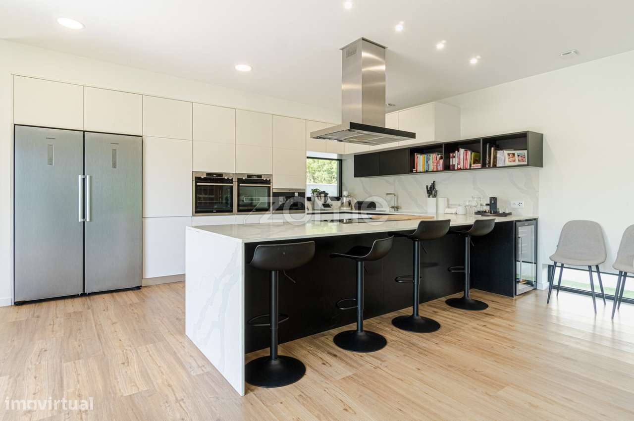 Viva com Elegância: Moradia T4 Térrea Isolada com Acabamentos Premi... - Grande imagem: 4/60