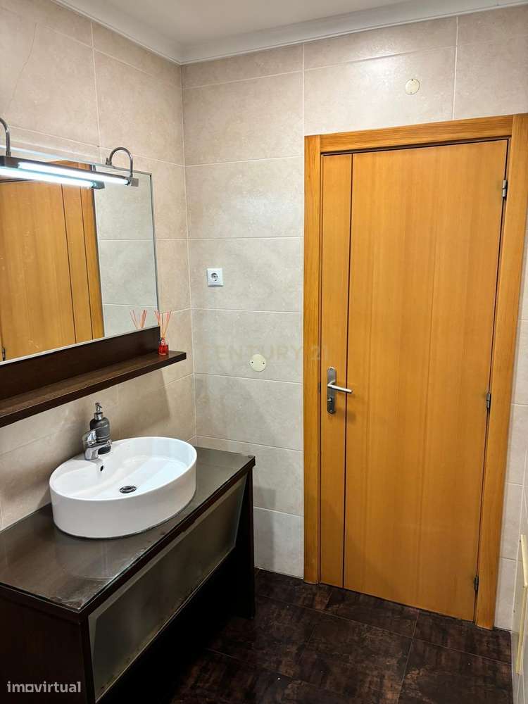 Apartamento Luxuoso com Vista Panorâmica em Montijo-12