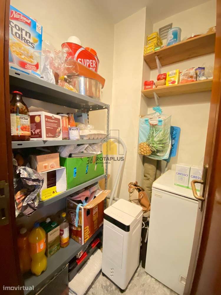 Apartamento T2 com excelentes áreas, varanda e garagem-5