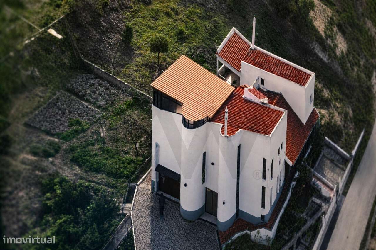 Fantástica Moradia T4 (10 Divisões) com Terreno de 869 m2 – Imenso Pot-0