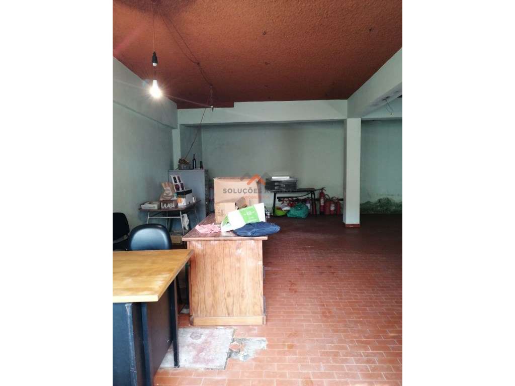 Moradia T4 com Espaço Comercial-46