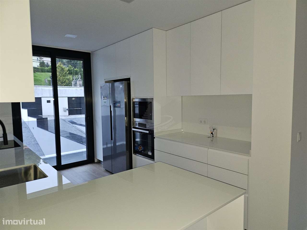 Moradia de gaveto em Santa Lucrécia-19