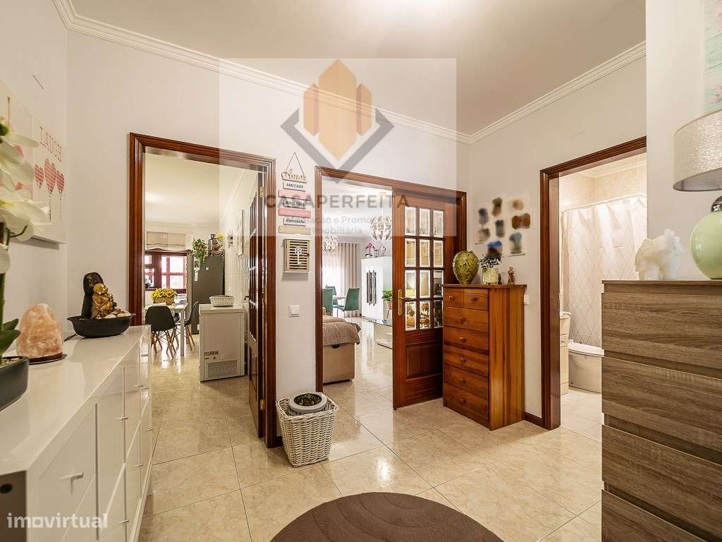 Deslumbrante T2 de 2 Frentes com Varandas e Box - Canelas-14