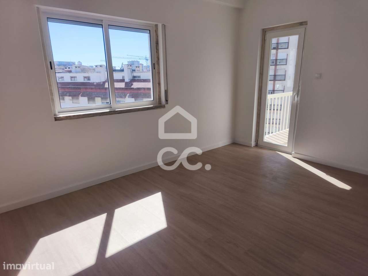 T3 Renovado com 3 Varandas na Amadora-43