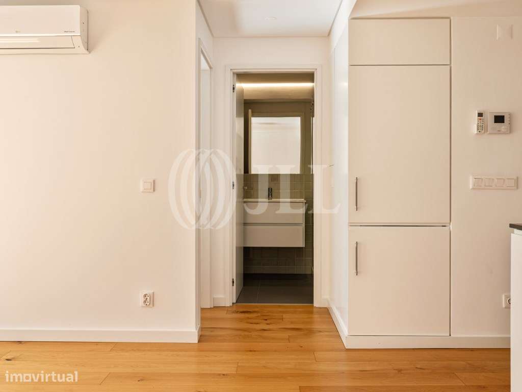 Apartamento T2, com varandas e estacionamento, em Lisboa-11
