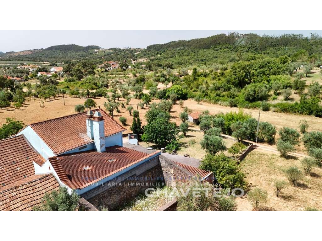 Quintinha T4 com Amplas zona para Oficinas, Terreno Plano e Enorme ...-46
