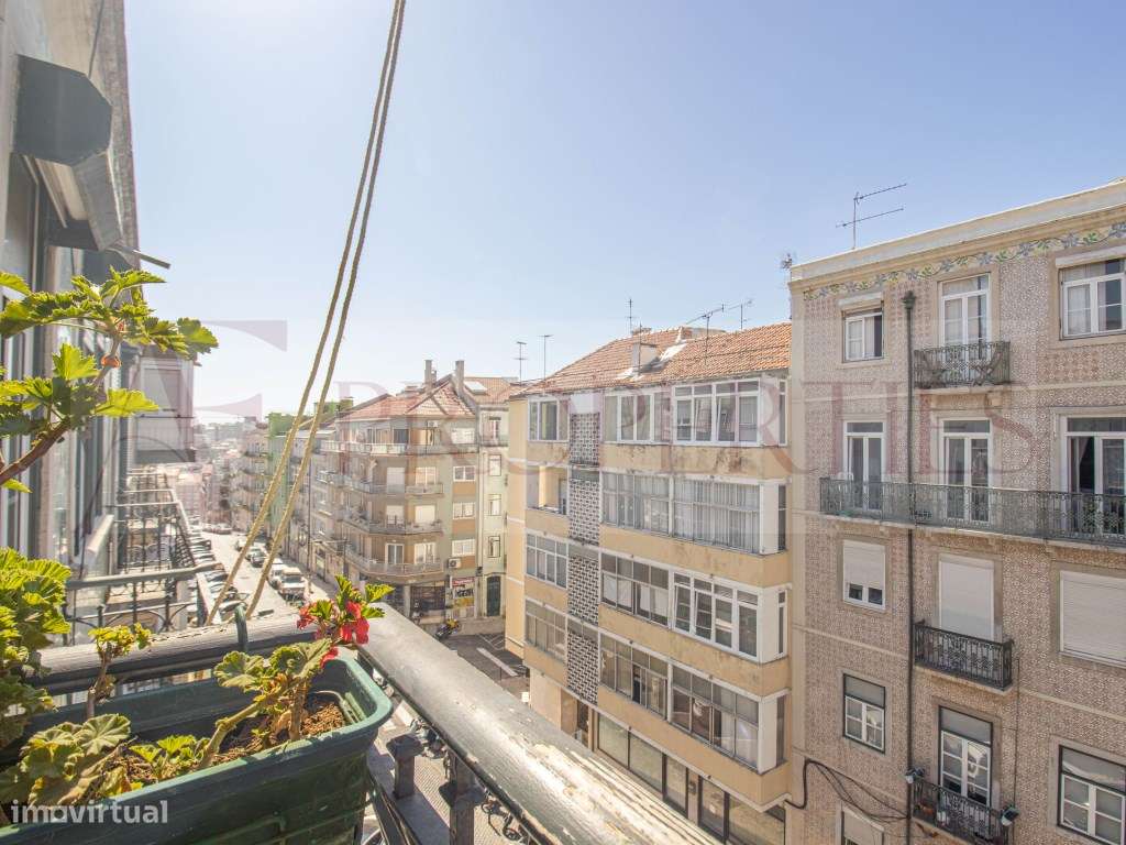Apartamento T3 com charme lisboeta junto ao Marquês de Pombal-16