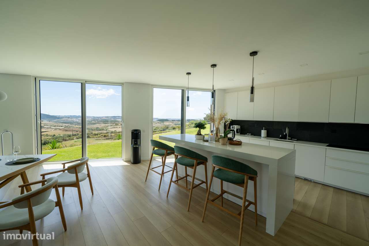 Moradia independente à venda na Estrada Velha da Avessada, 2665-5