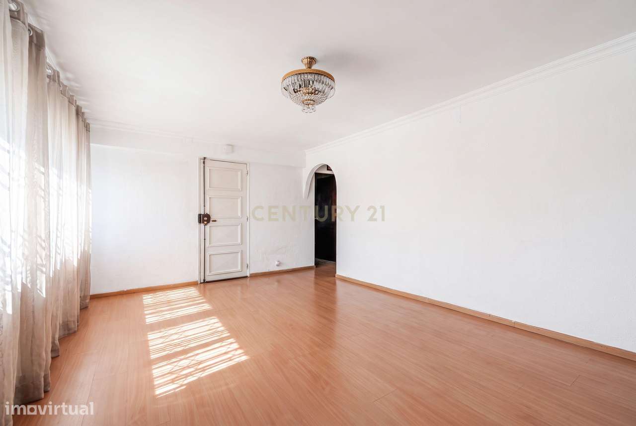 Apartamento T2 à venda na Praceta Dom João IV-15