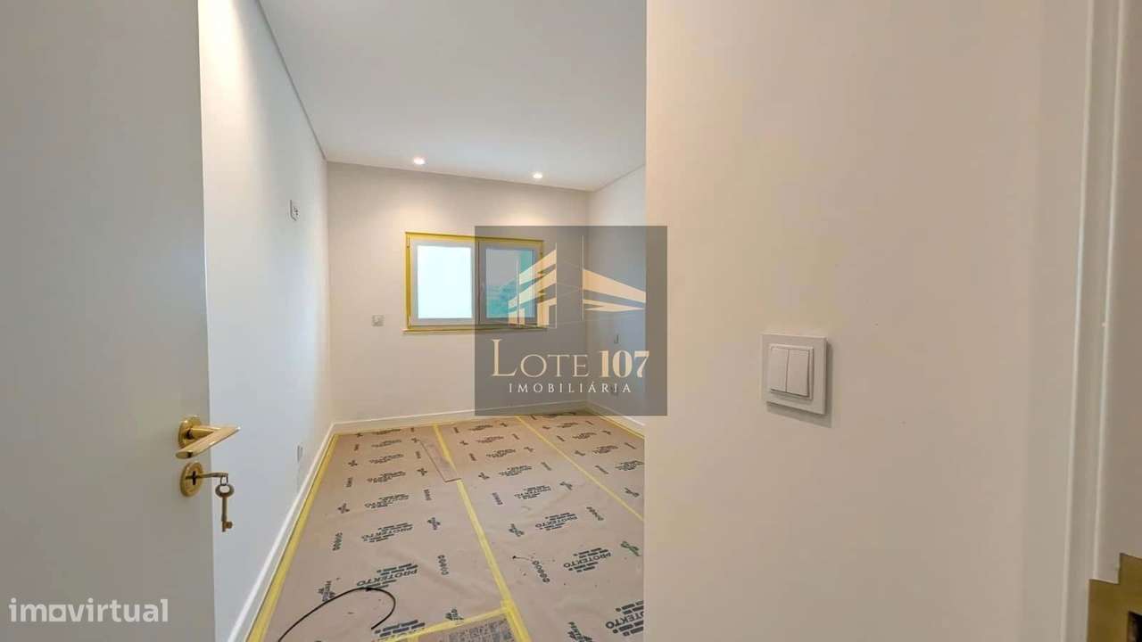 Apartamento T2 Novo em Val Flores-13