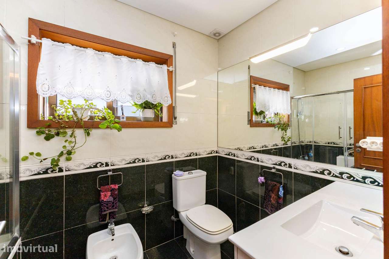 Moradia T3+1 Renovada em Fânzeres (Seixo).Garagem, Jardim e...-25