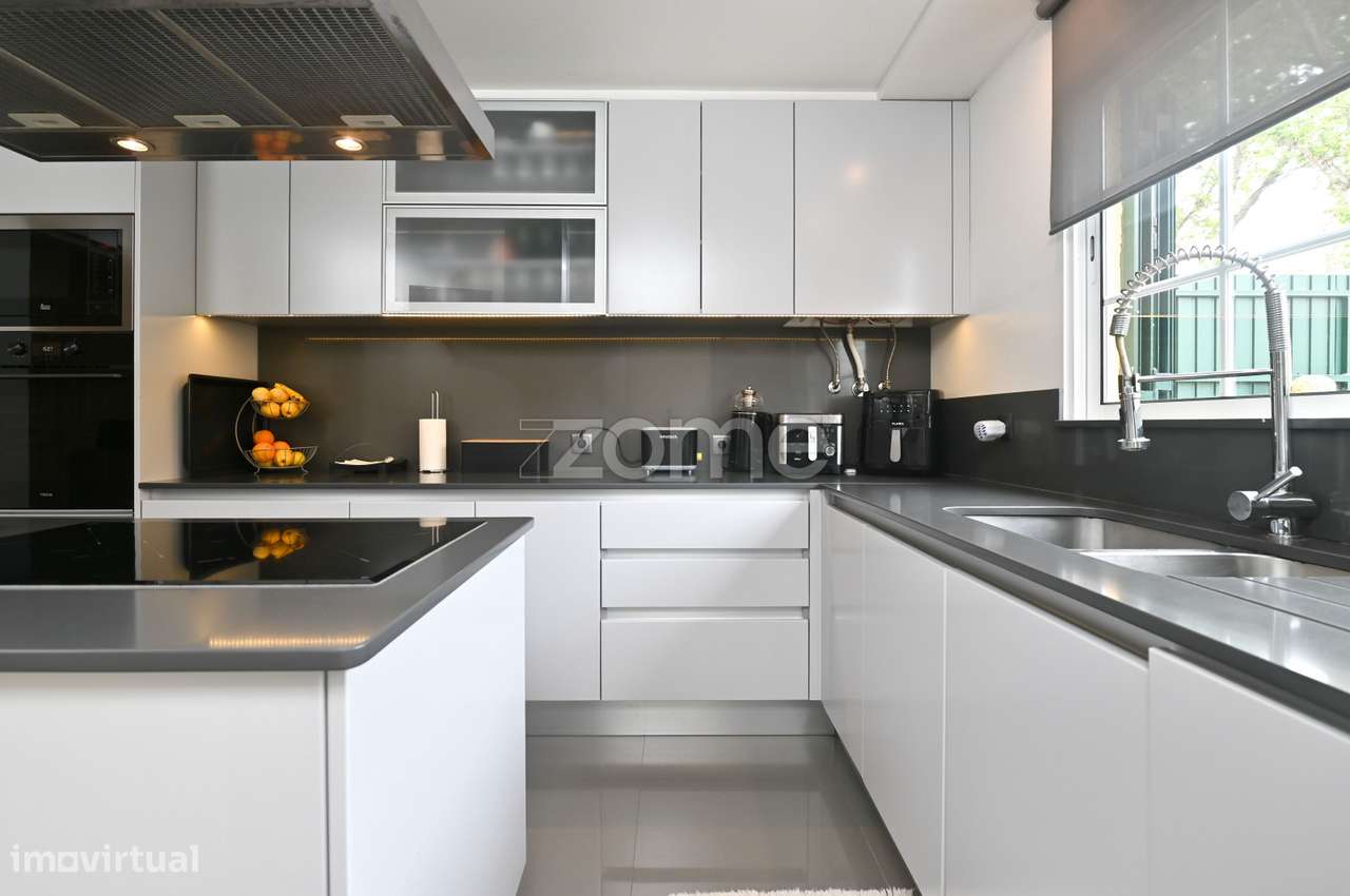 Moradia T3 + 1 remodelada, na Aldeia de Juso (Bairro Chesol)-8