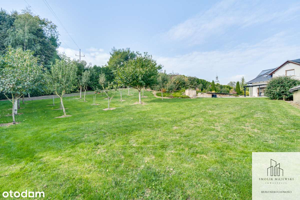 Rezydencja z basenem i pięknym ogrodem-17