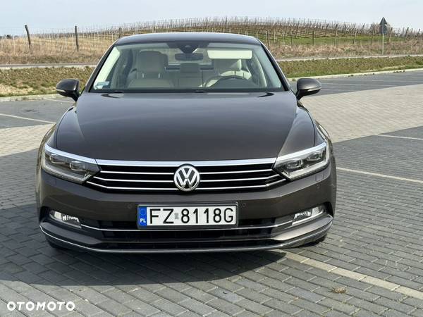 Volkswagen Passat - 1