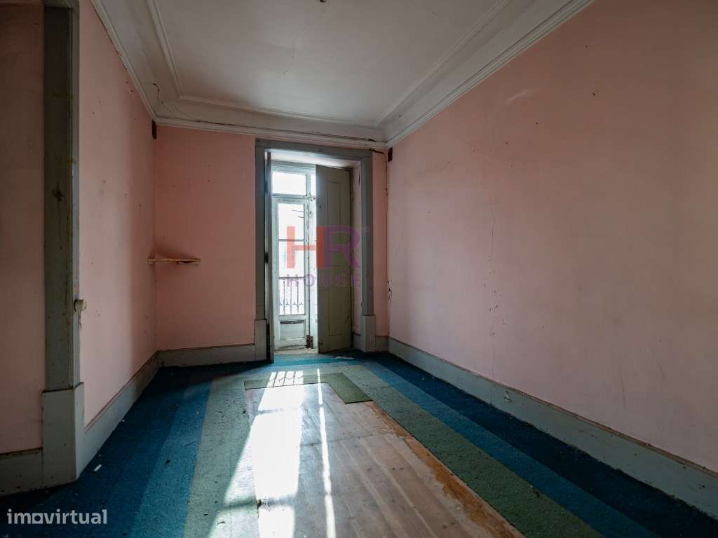 Coimbra, Vende-se Moradia com terreno e jardim.-12