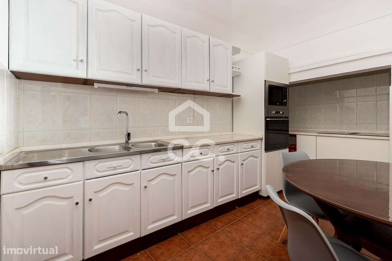 Moradia térrea de gaveto com quintal e terraço no centro de Redondo - Grande imagem: 5/28