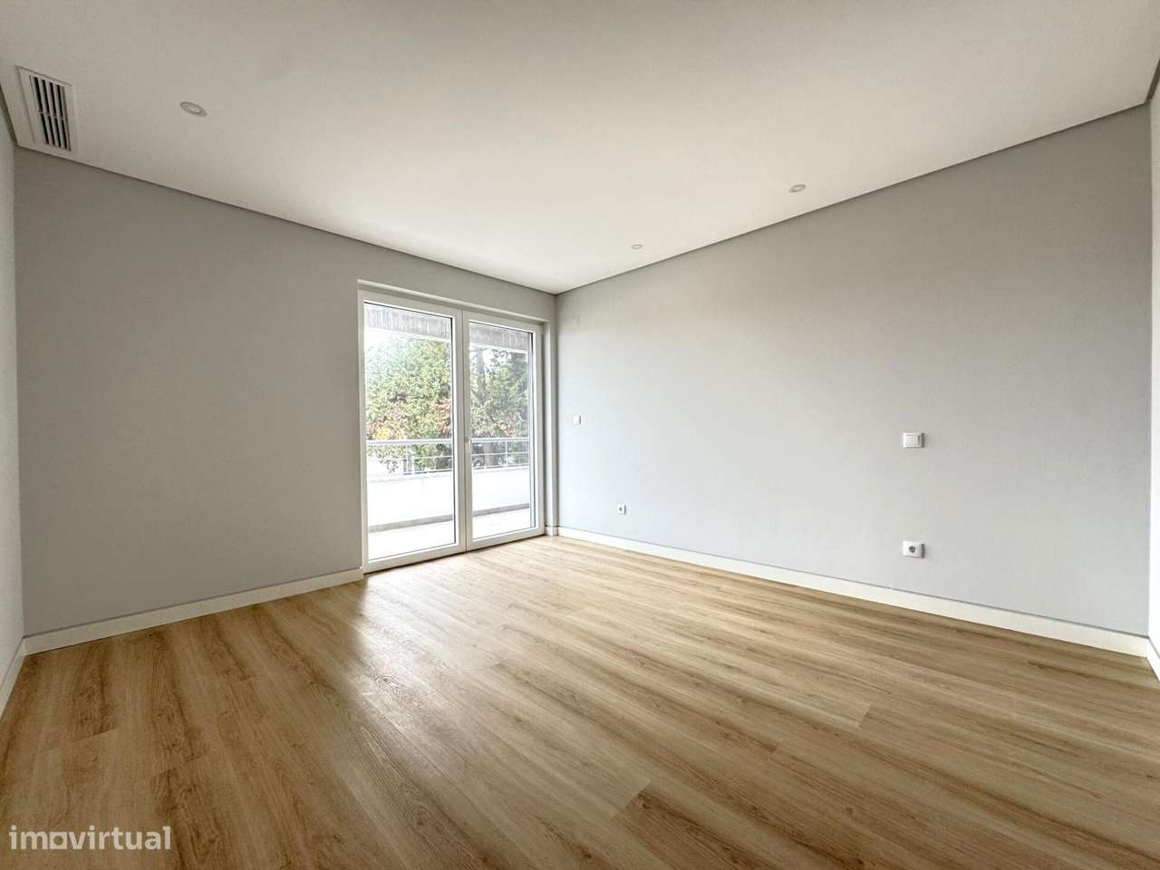 Apartamento T3 novo com Mezzanine e estacionamento no centro de Carcav-16