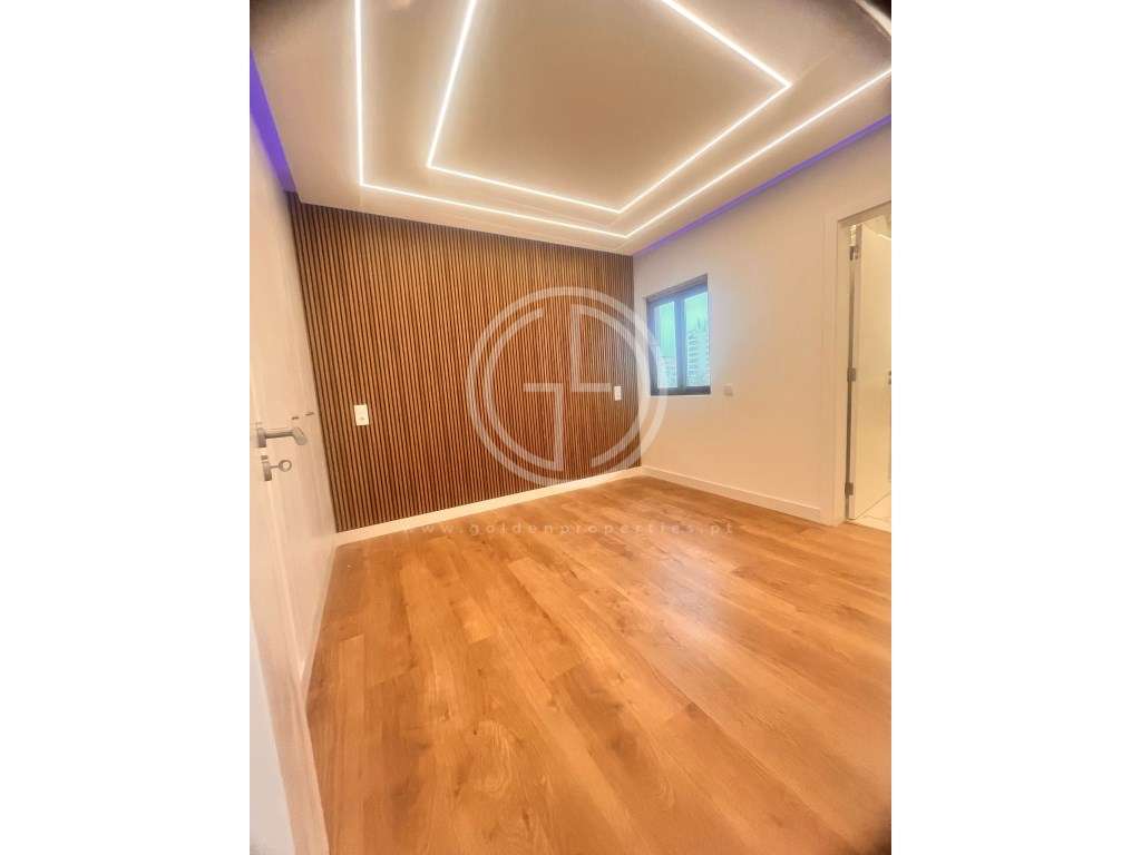 Apartamento T2 renovado, vista mar em Quarteira-3