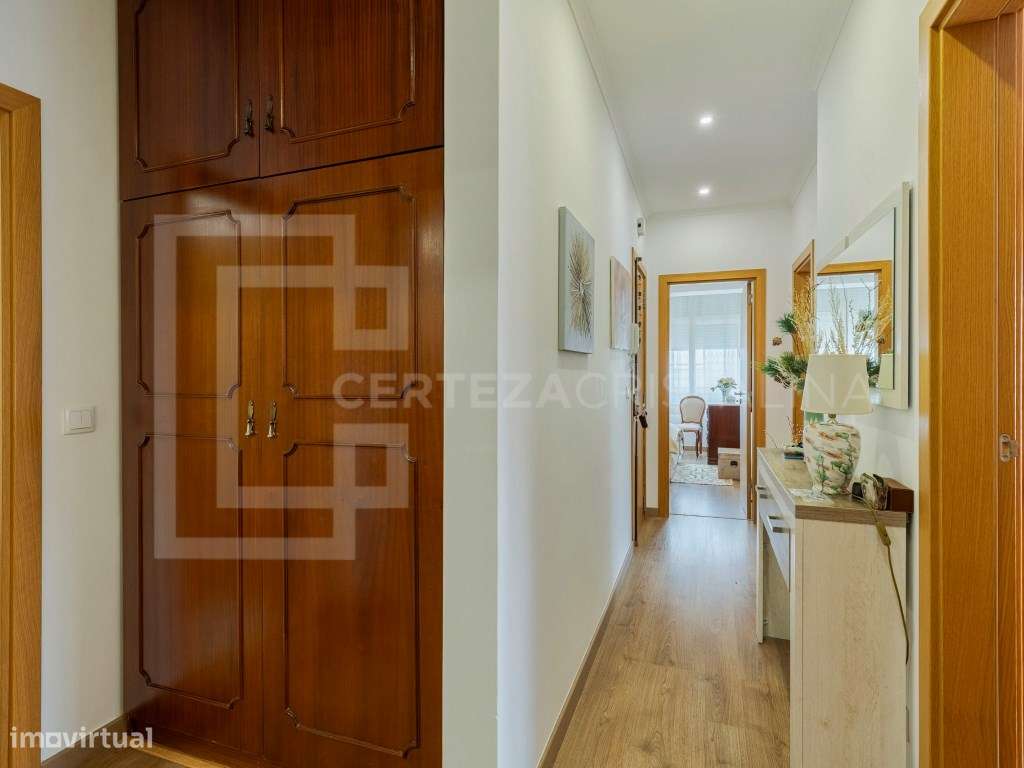 Apartamento T3 com varanda em gaveto no Barreiro-13