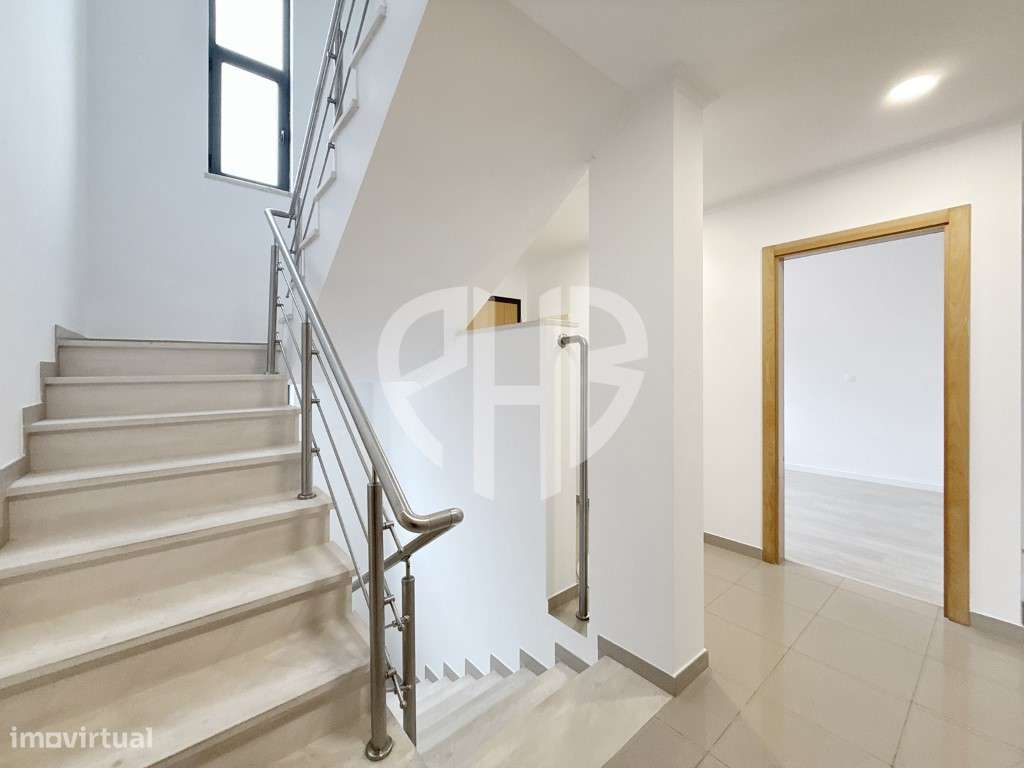 Exclusiva Moradia T5 de Arquitetura Contemporânea em Almada - Feijó-18