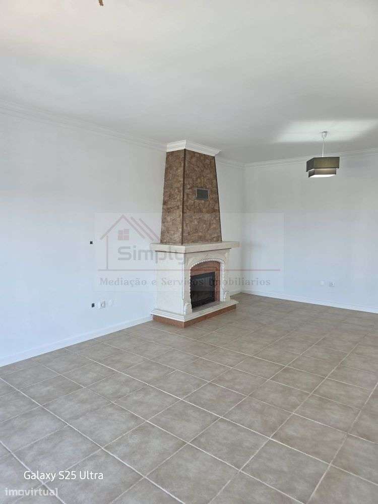 Moradia T4 com piscina e 900 m² de terreno na Quinta da Serralheira,-29