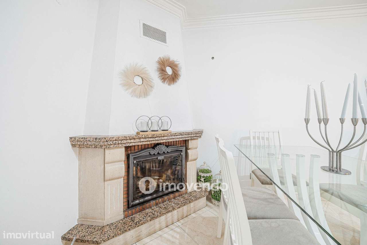 Apartamento T3, com estacionamento e arrecadação, na Ramada-15