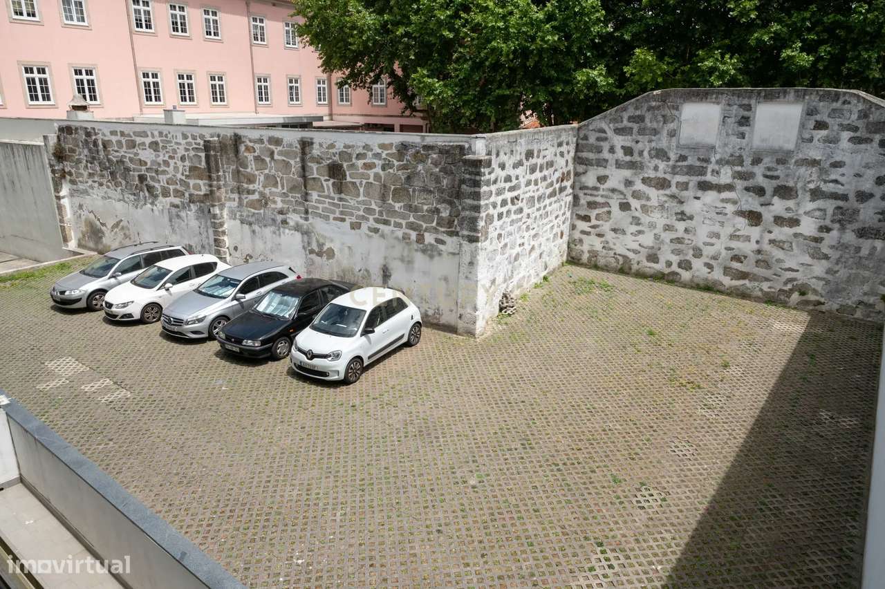 Apartamento T3 com varanda e estacionamento - Rua Duque de Terceira-13