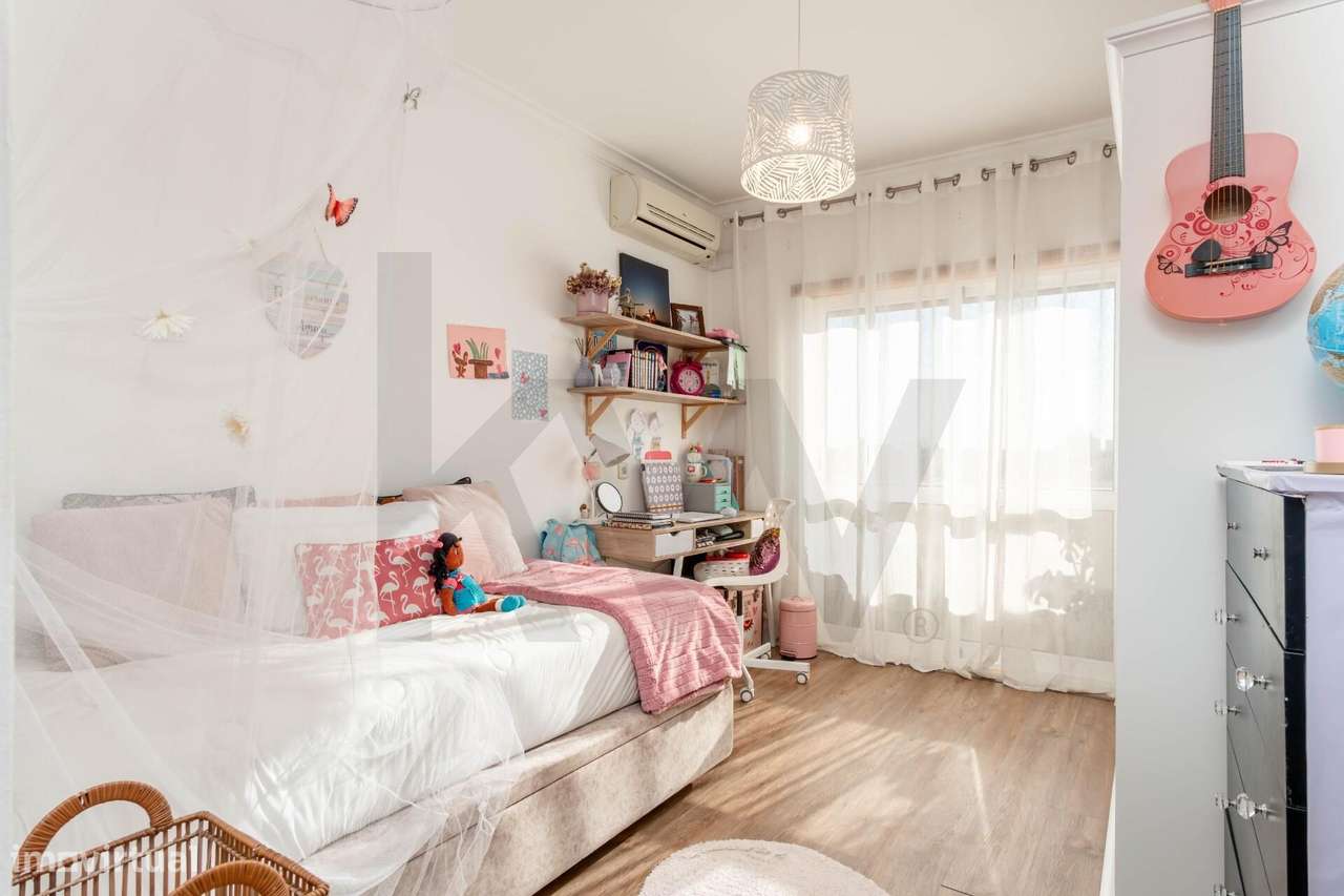 Apartamento T3, com Suíte, Arrecadação e Lugar de Garagem - Palhais, B-27