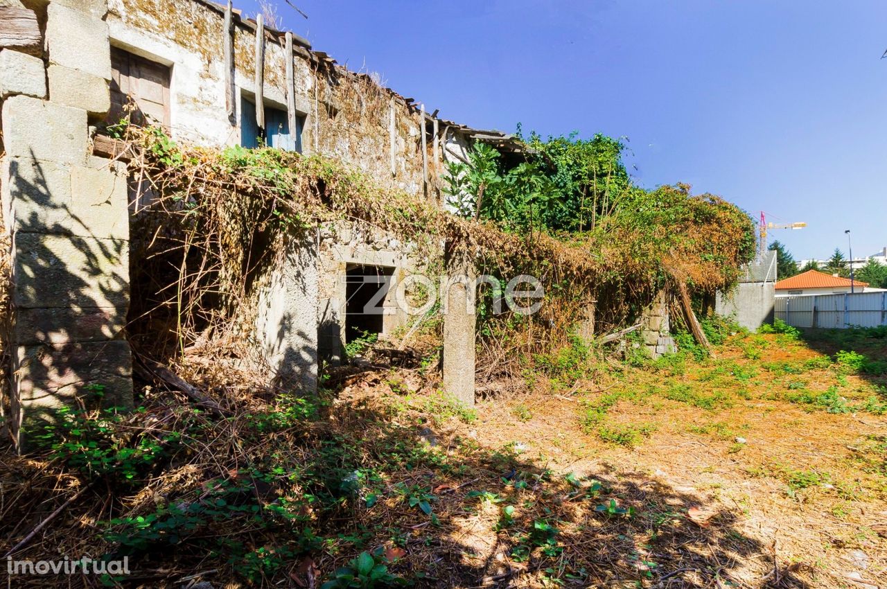 Terreno Urbano, Rua do Cantinho, Junto a Capela de Sta Tecla-S. Vitor