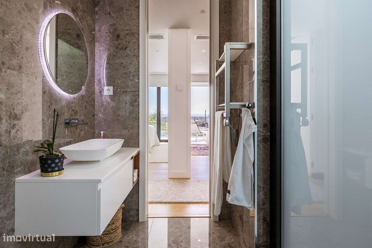 MODERNA E LUXUOSA MORADIA T3 COM PISCINA E GARAGEM PERTO DA MARINA DE-28