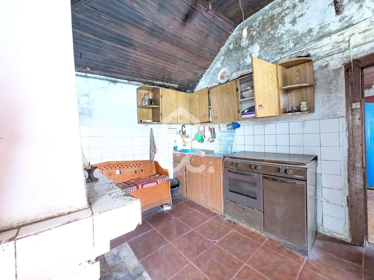 Oportunidade Única: Moradia para Restauro com Grande Potencial-6