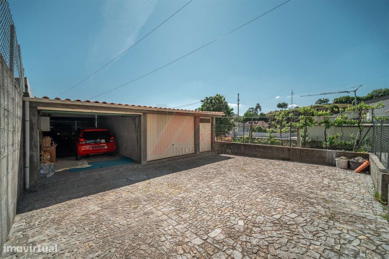 Moradia Espaçosa com 3 Habitações Independentes, Garagens e Terreno –-42