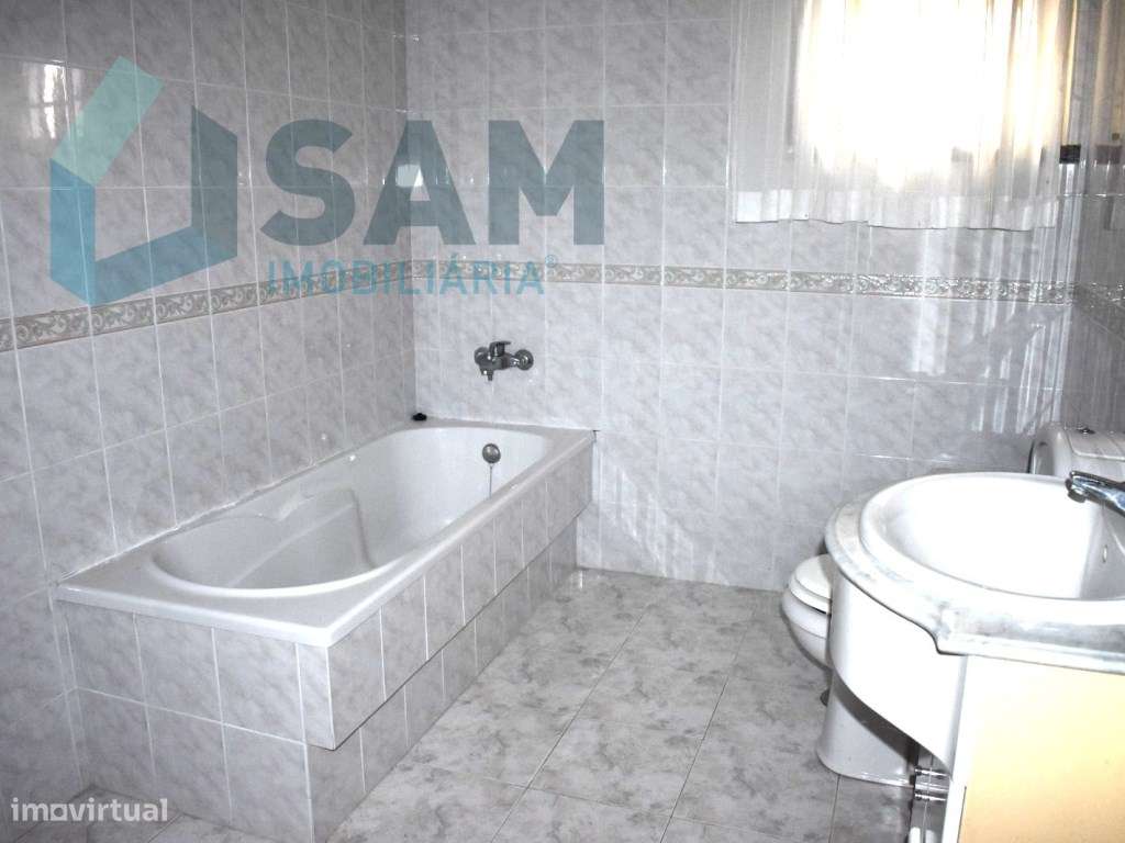 Moradia T4, localizada em Maxial-15