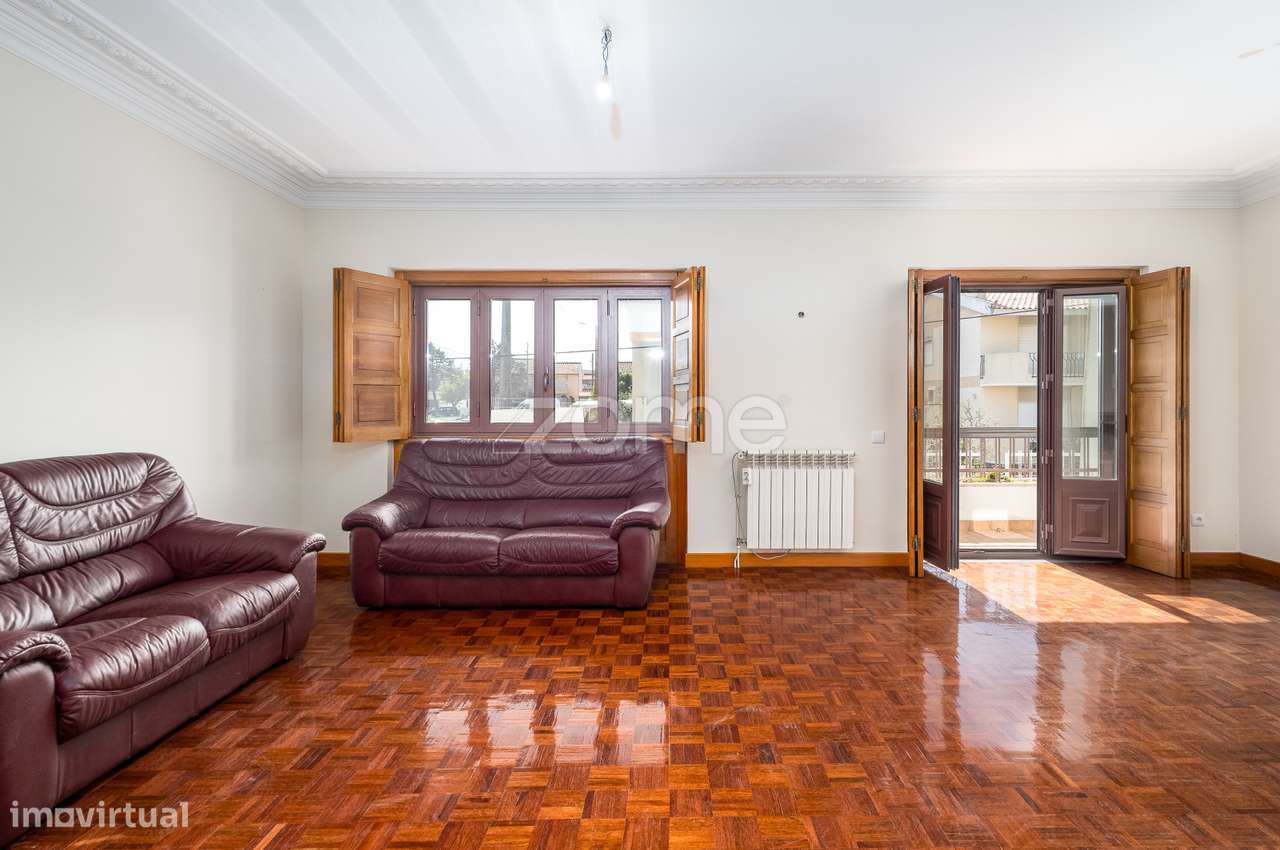 Moradia T4 (espaçosa) em Casais de Mem Martins-7