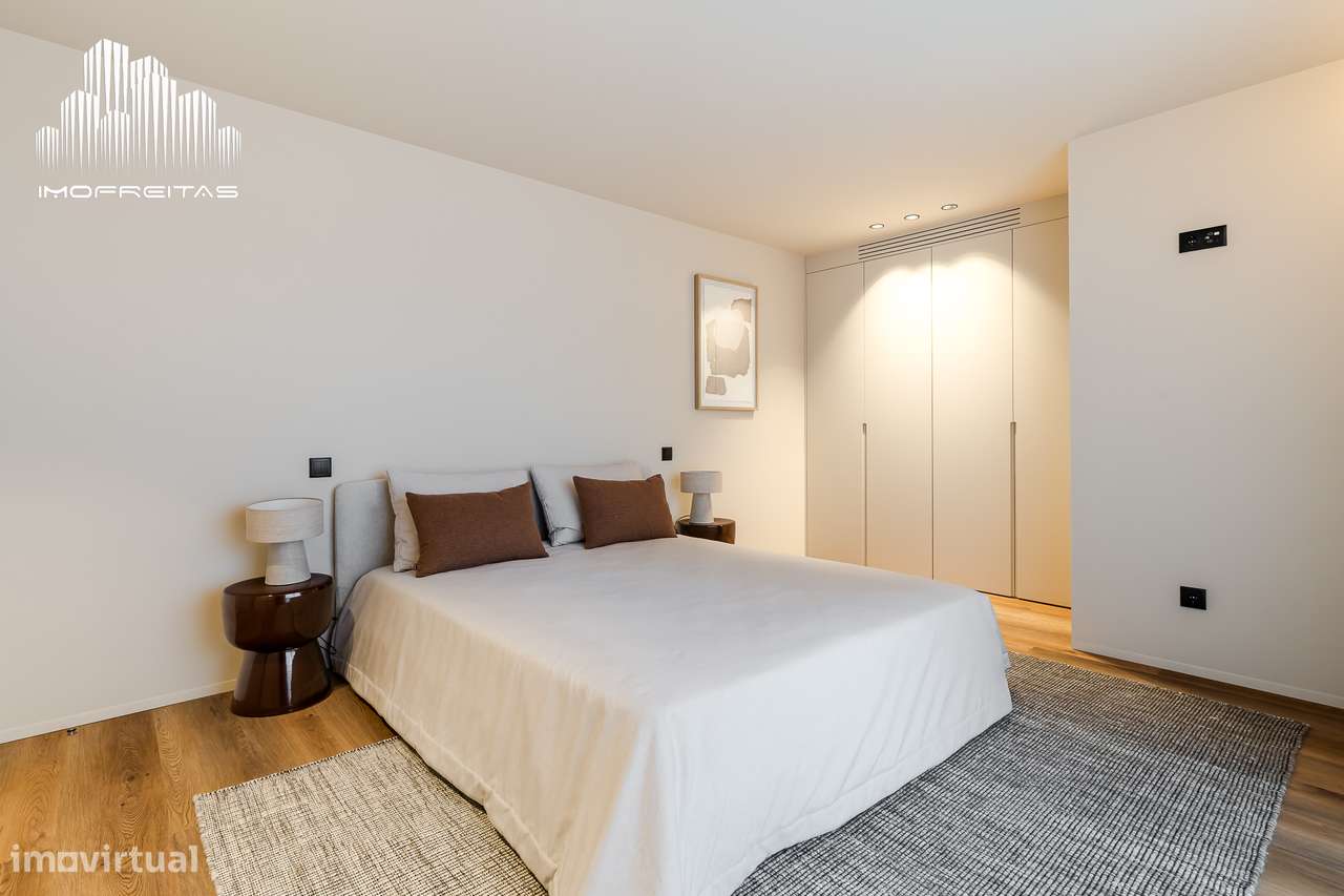 Fantástico T2 com 2 Frentes e com Excelentes Áreas!-15