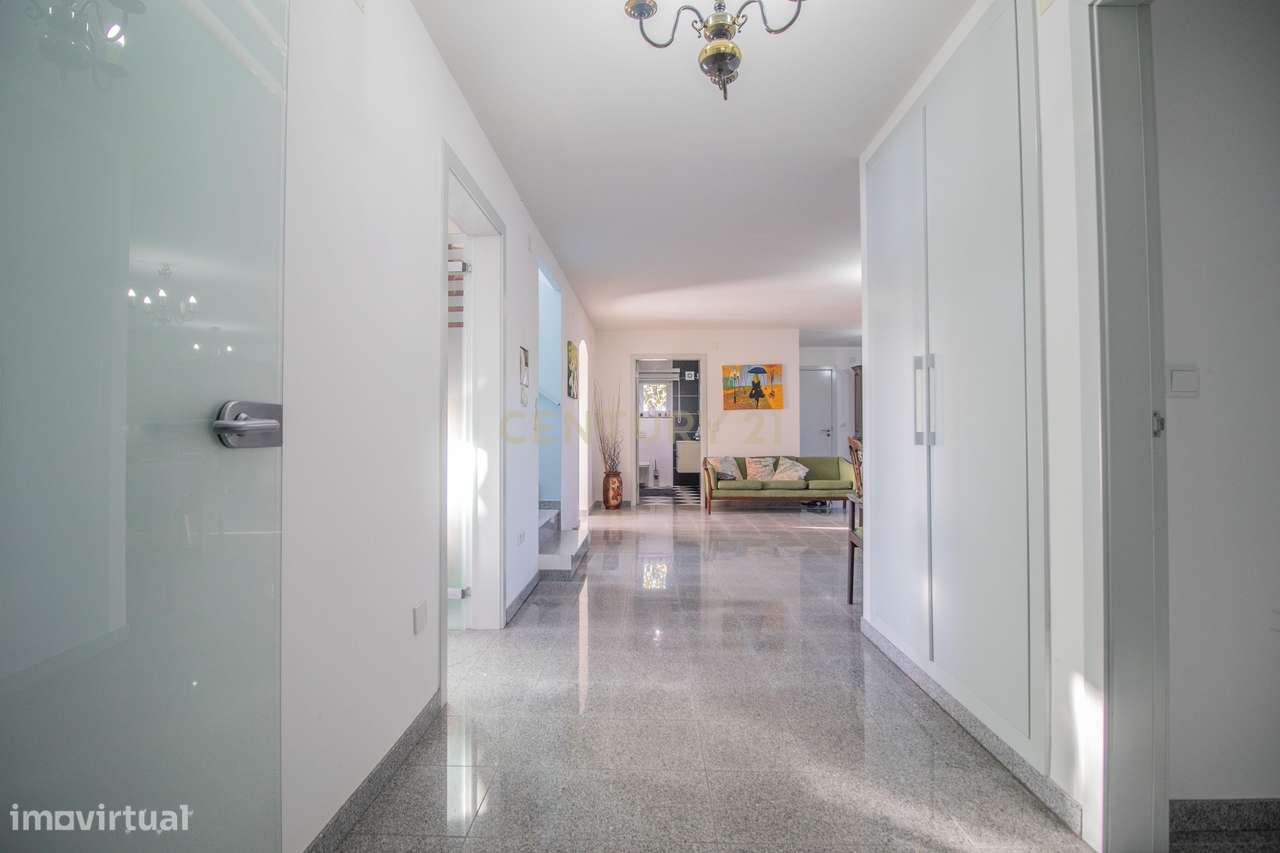 Moradia com piscina, terreno e anexos em Vieira de Leiria e a 2km da p-22