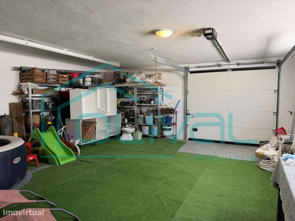 Moradia de Rês do Chão e primeiro andar com garagem na Cave e Logra...-36