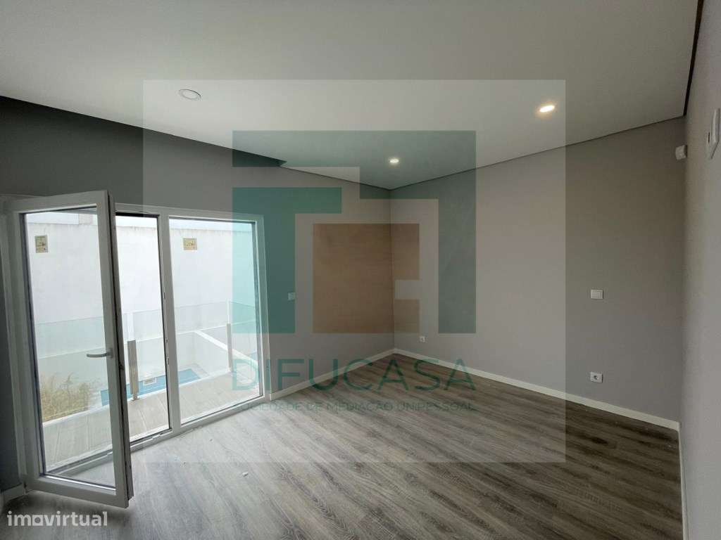 Moradia Com Garagem e Piscina Pronta a Habitar-8