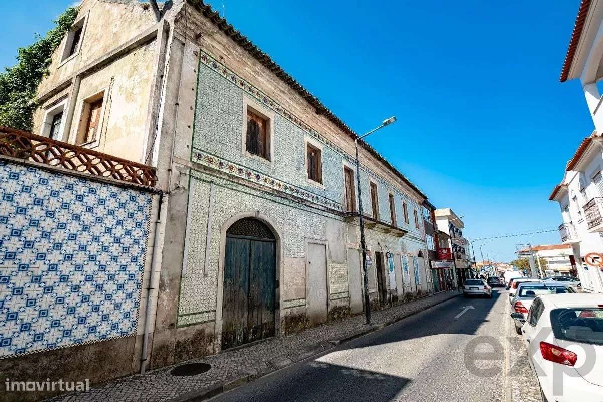 Edifício para recuperar no centro da Vila de Vieira de Leiria para pré