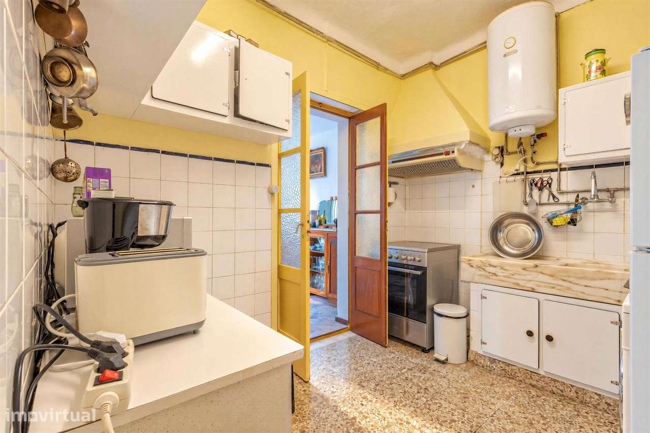 Moradia | Potencial para Remodelação | À Avenida Antunes Guimarães-22