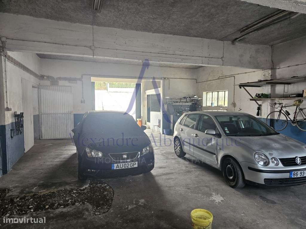 Moradia com anexo e espaço comercial.-30