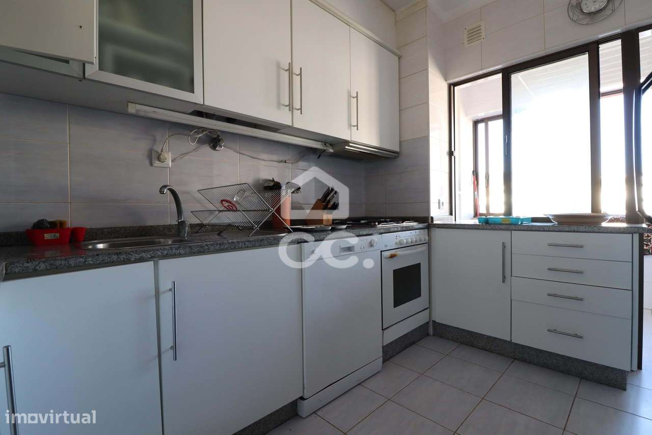 T2 com com arrumo e lugar de estacionamento no Vale das Flores - Grande imagem: 2/9