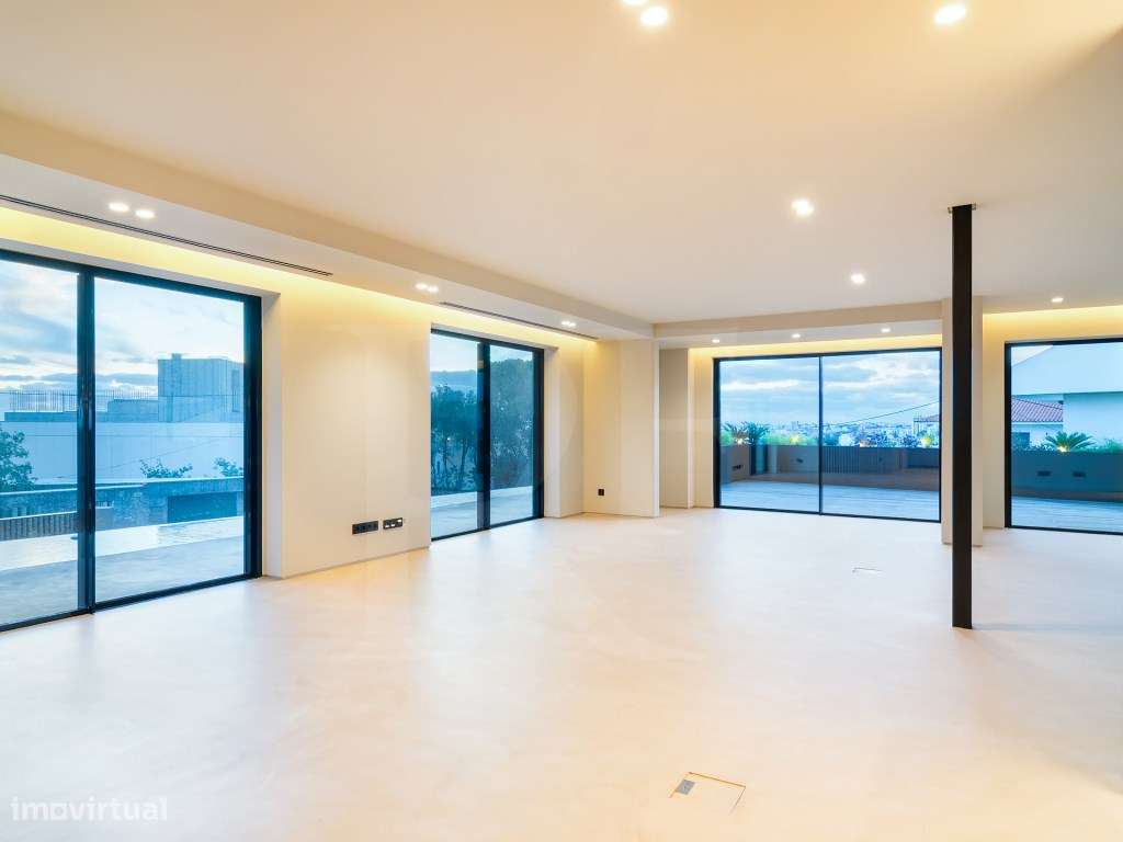 Moradia T5 com acabamentos de luxo e vista panorâmicas sobre a Baia...-5