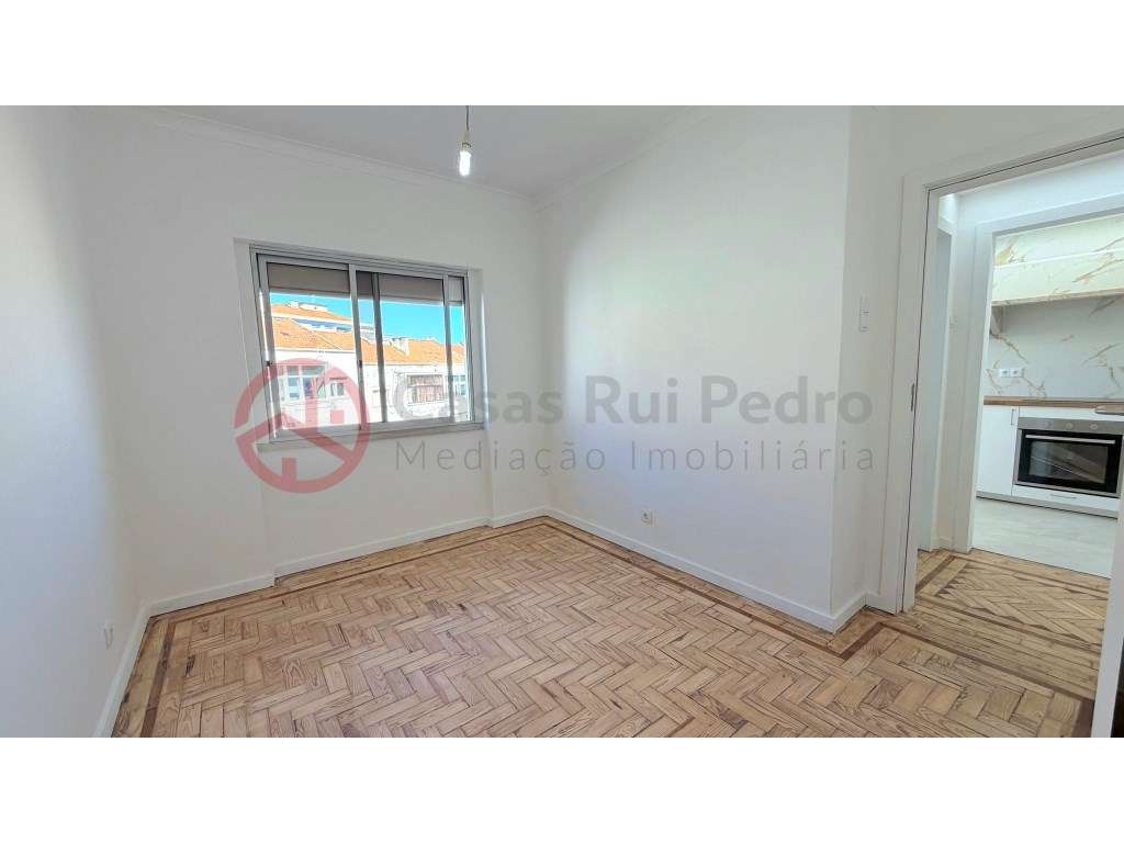 Apartamento T2 remodelado em Foros de Amora-15